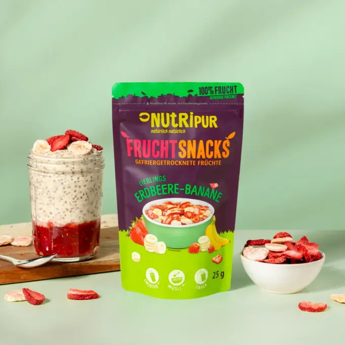 Billedet viser frysetørrede “Favorit Jordbær-Banan”n som dessert og i snackskål