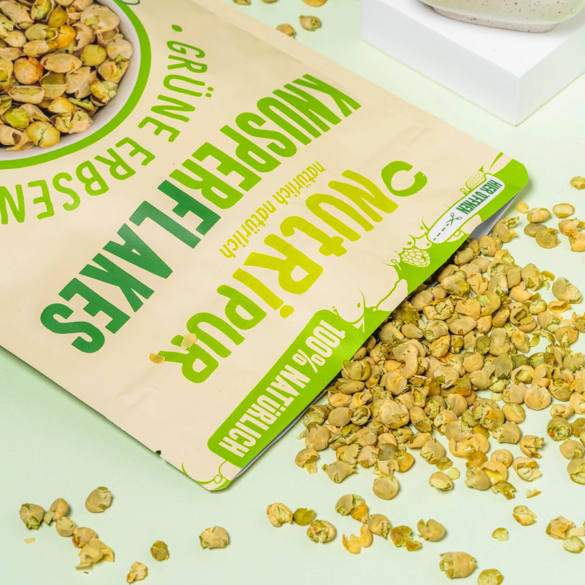 Billedet viser emballage med sprød topping af grønne ærter.