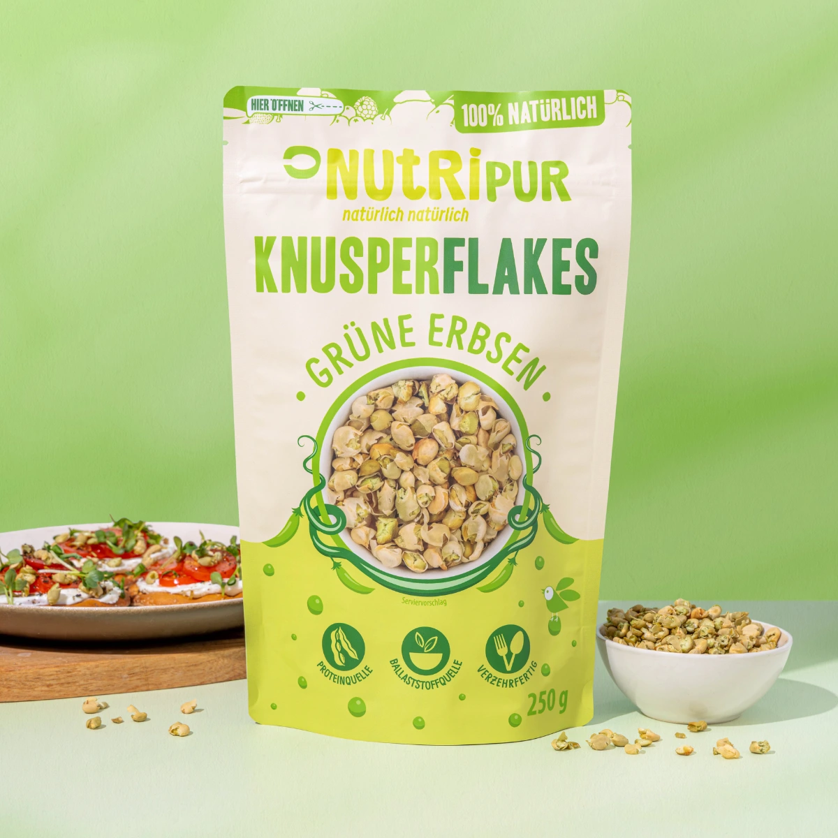 Billedet viser grønne sprøde ærteflager liggende i skåle