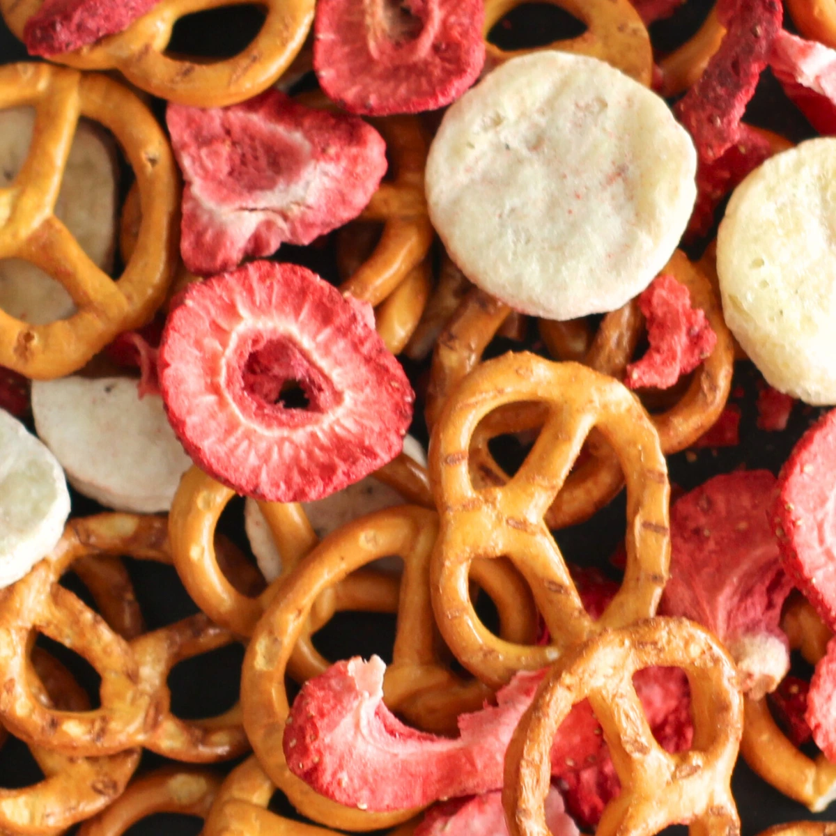 Et billede viser et makrofoto af økologisk KnapperMix med pretzels, jordbær og banan