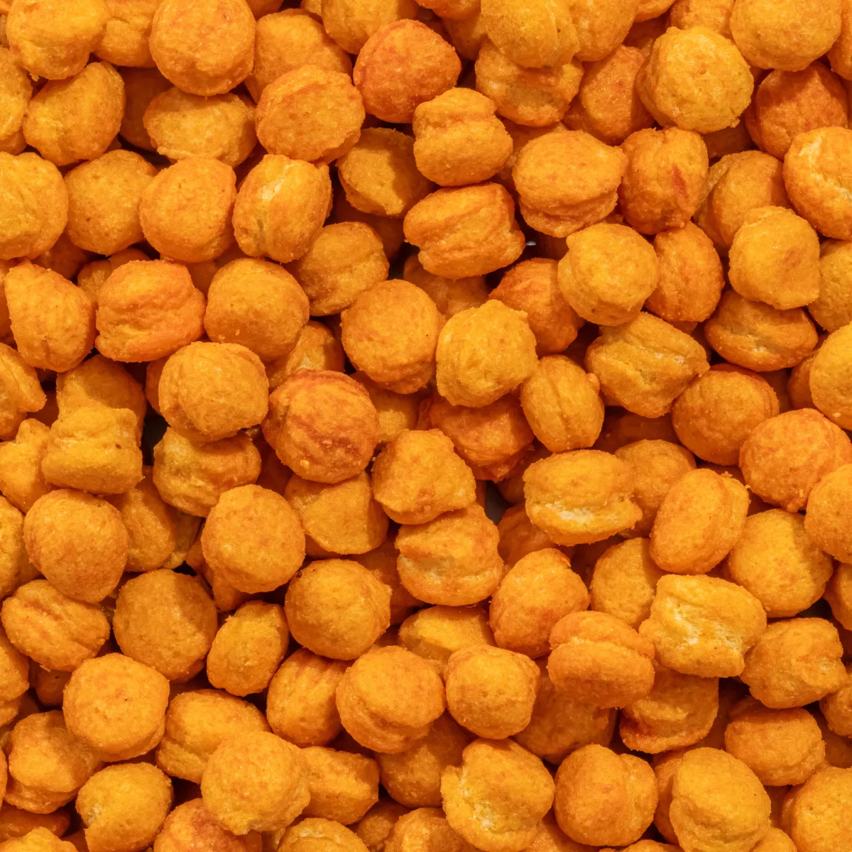 Makrobillede af ristede kikærter med barbecue-smag.