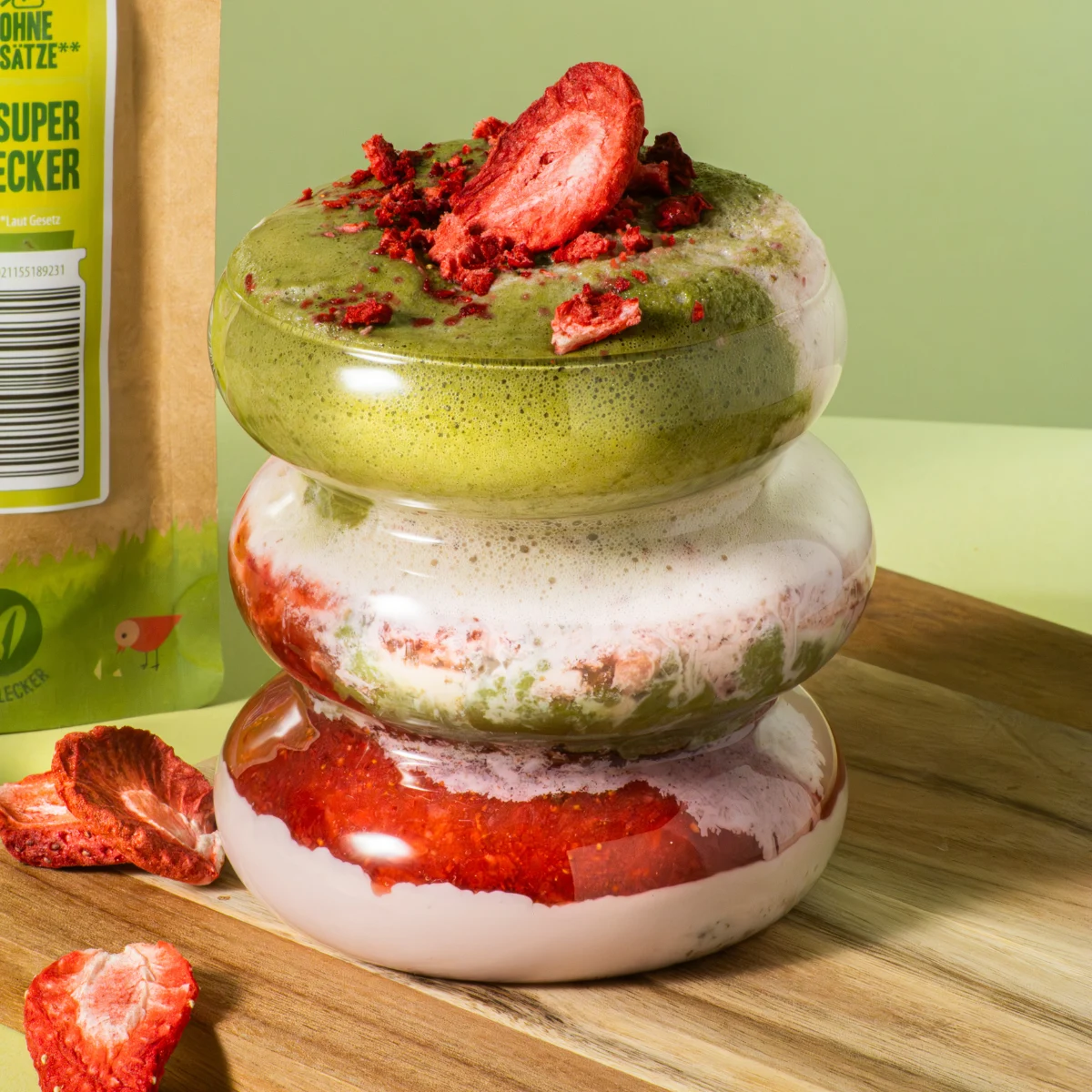 Billedet viser en jordbær-matcha-drink lavet af SuperPowder økologisk matcha-pulver