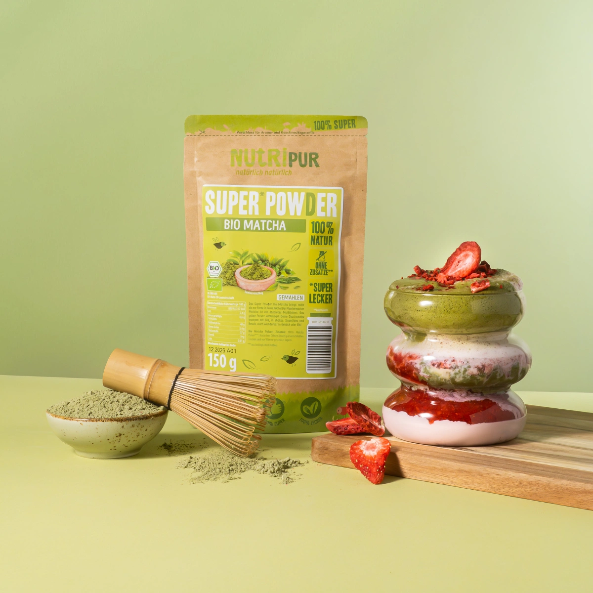 Billedet viser SuperPowder økologisk matcha-pulver med en jordbær-matcha-drink