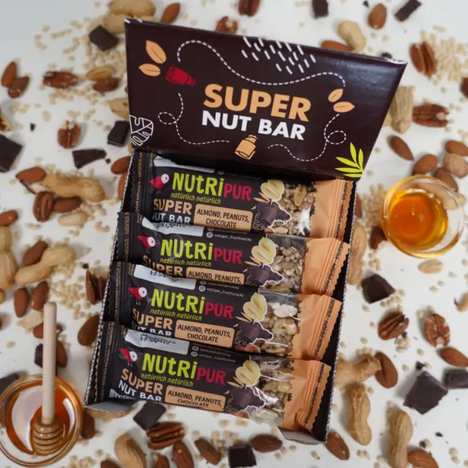 Her er et billede af æsken med 16 Super Nut nøddebarer med mandler, jordnødder og chokolade.