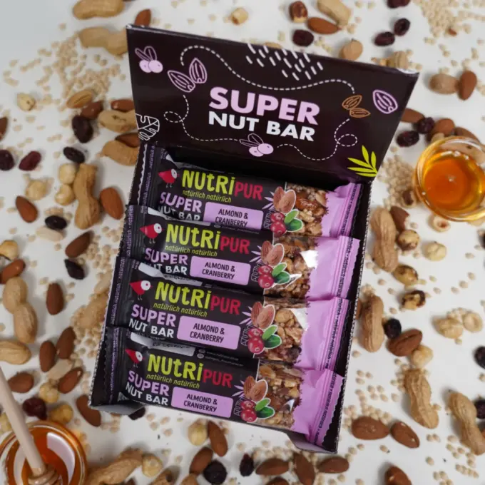 Her er et billede af æsken med 16 Super Nut nøddebarer med mandler og tranebær.
