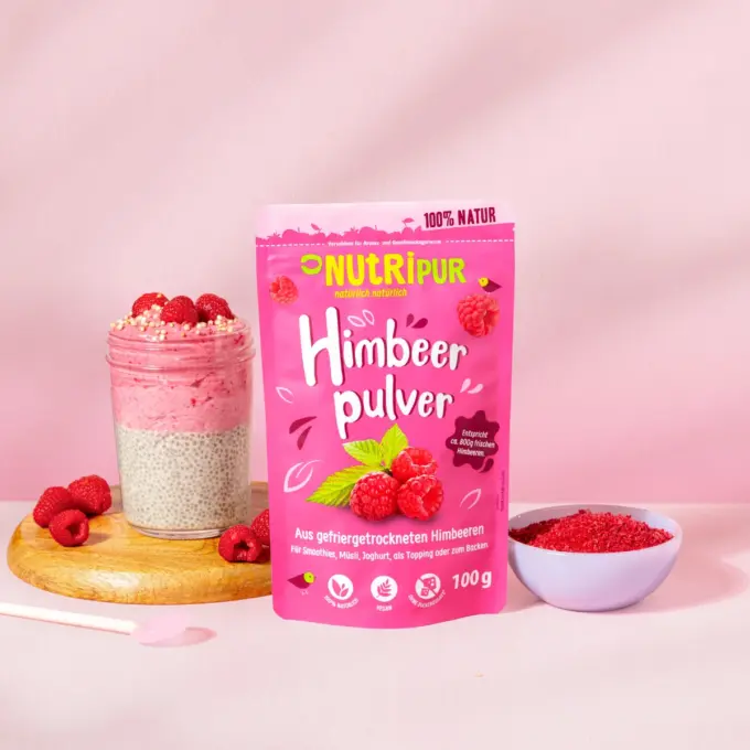 Billedet viser det frysetørrede hindbærpulver anvendt som chia-dessert.
