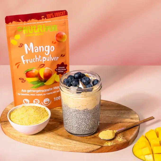 Billedet viser det frysetørrede mangopulver anvendt som shake.