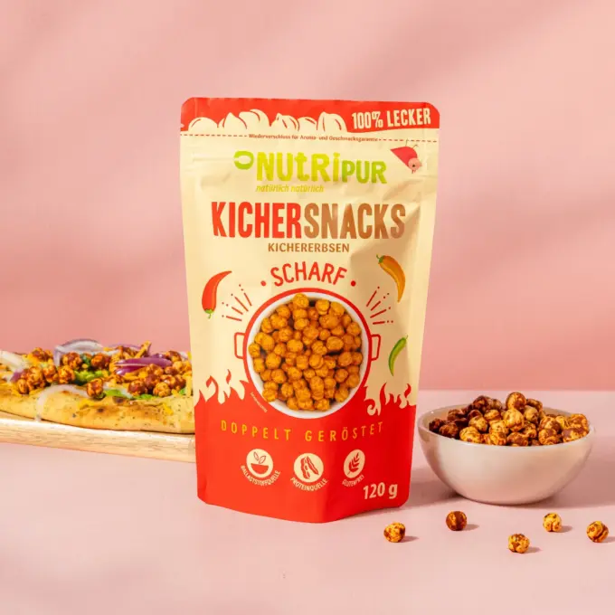 Billedet viser de sprøde kikærtesnacks som topping på pitabrød.