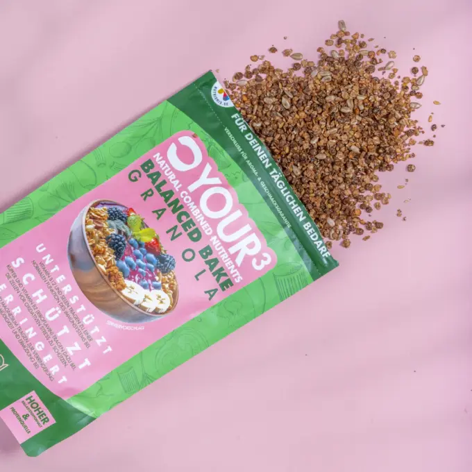Detaljebillede af emballagen og det næringsoptimerede granola.