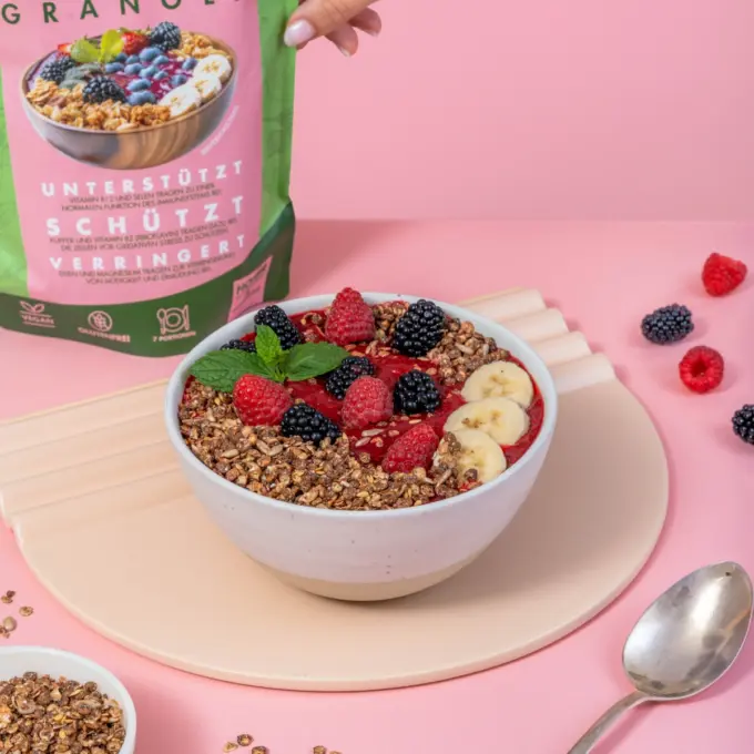 Billedet viser emballagen til granolaen og en skål med granola-müsli.