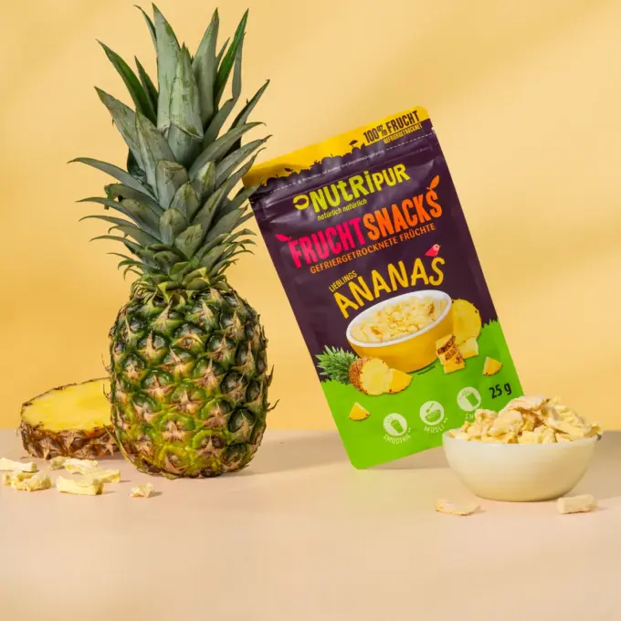 Detaljebillede af emballagen og den frysetørrede ananas