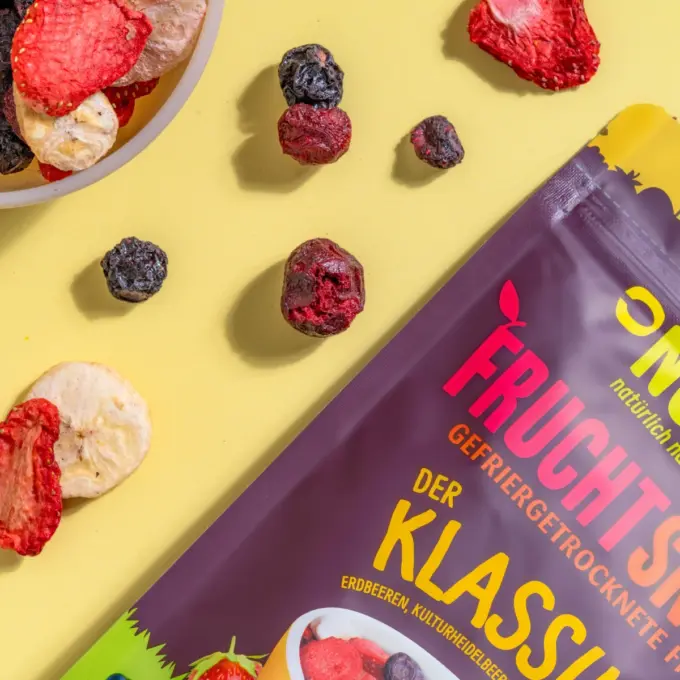 Detaljebillede af emballagen og den frysetørrede frugtblanding “Den Klassiske"