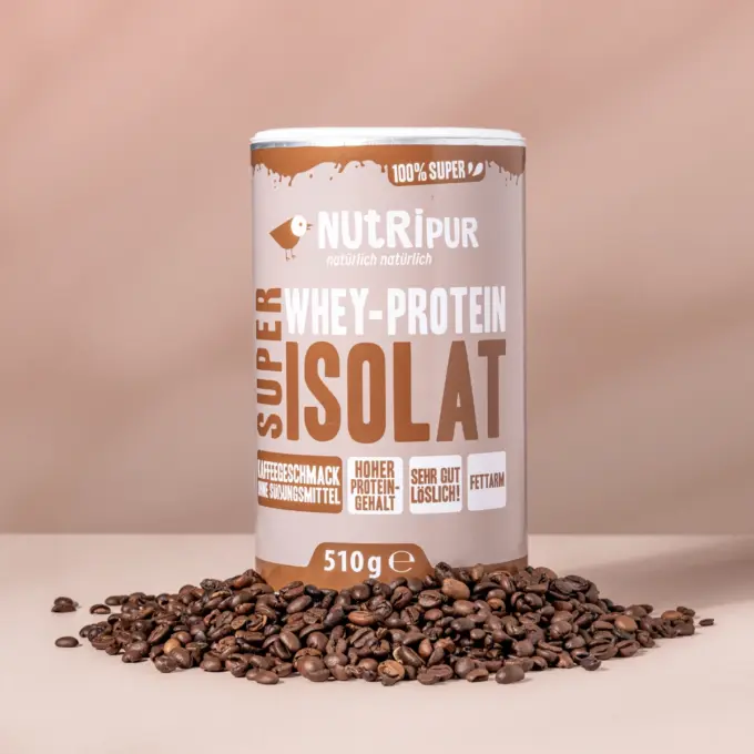 Detaljebillede af emballagen og Super Isolat Whey Proteinpulver Kaffe