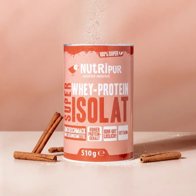 Detaljebillede af emballagen og Super Isolat Whey Proteinpulver Kanel