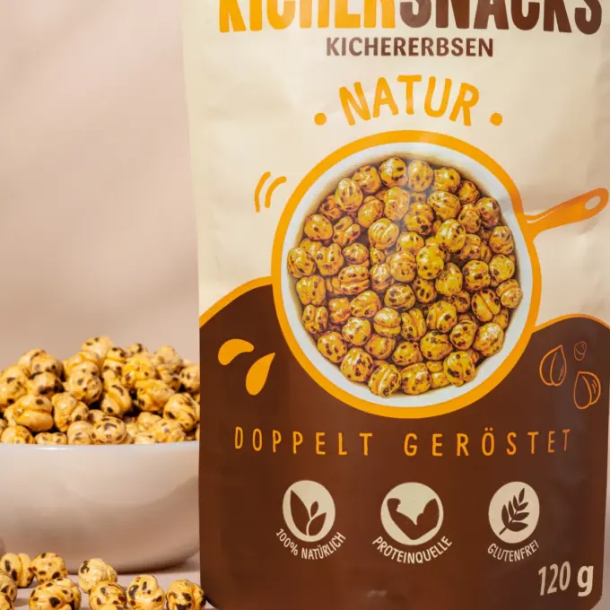Detaljebillede af emballagen og de ristede kikærter uden salt.