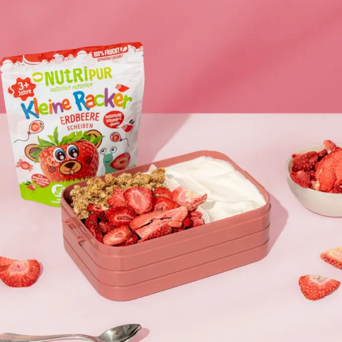 Billedet viser “Lille Spilopmager Jordbær” fra Nutripur med yoghurt og flager som skolemad i en madkasse.