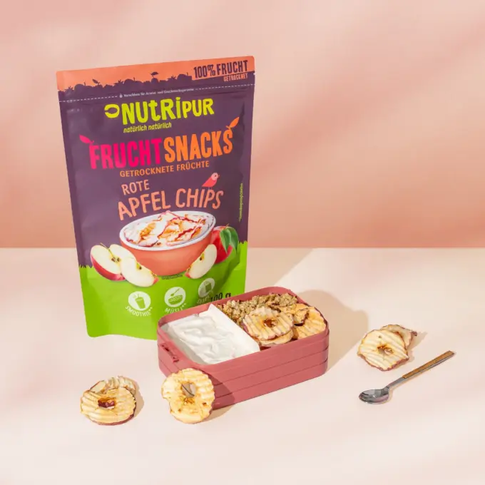 Billedet viser emballagen samt madkassen og de tørrede æblechips