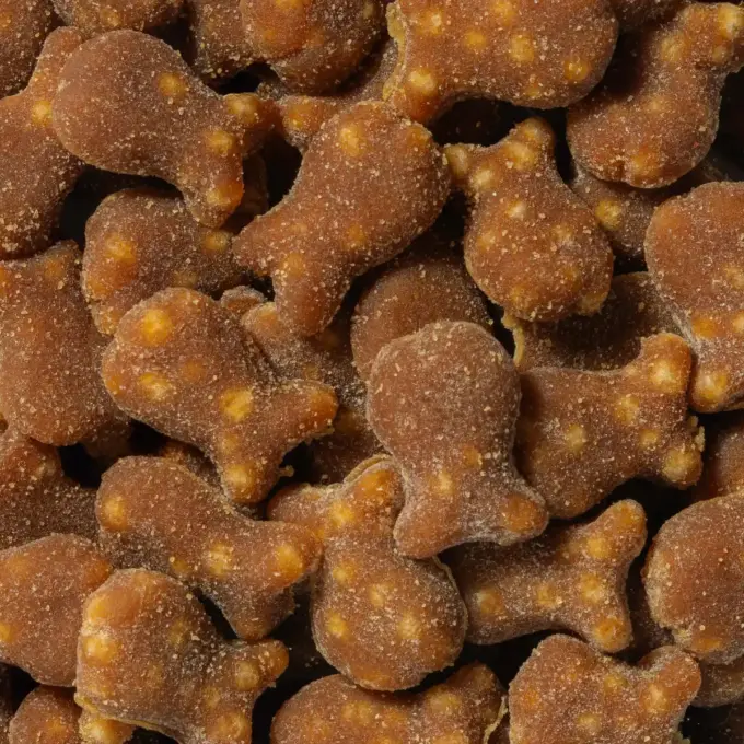 Billedet viser et makrobillede af det bløde frugtslik “Softies” med banan, pære og æble med crispies.
