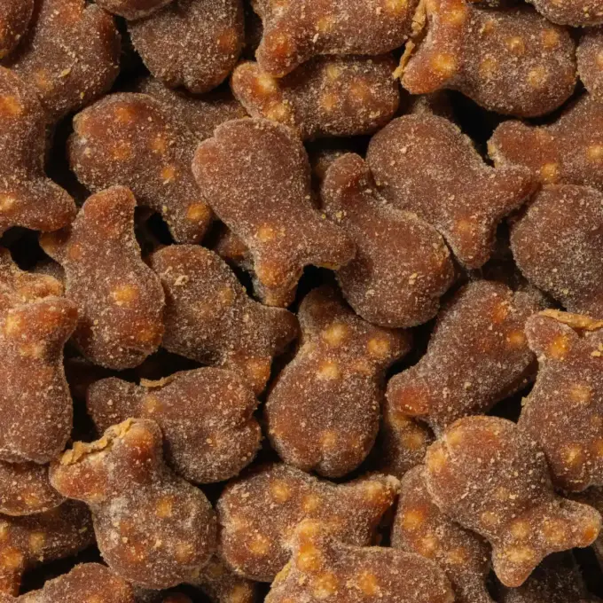 Billedet viser et makrobillede af det bløde frugtslik “Softies” med hindbær og æble med crispies.