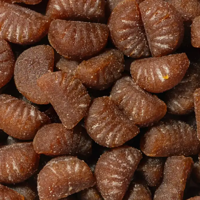 Billedt viser et makrobillede af det økologiske bløde frugtslik “Softies” med mango, passionsfrugt, appelsin og æble.