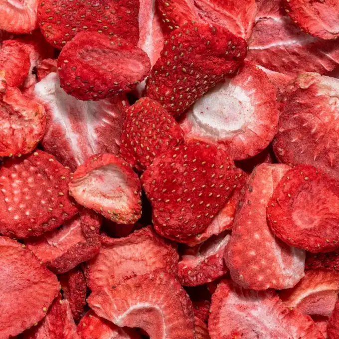 Billedet viser et makrobillede af NutriPurs frysetørrede jordbær i skiver