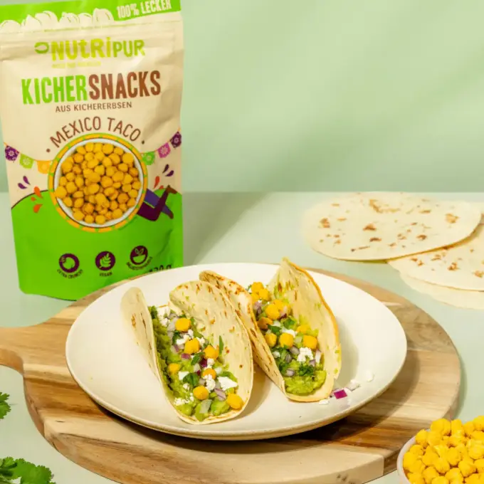 Billedet viser de ristede kikærtesnacks “Mexico Taco” som topping i lækre tacos.