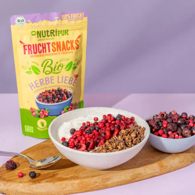 Billedet viser den frysetørrede økologiske frugtblanding ,,Bittersød Kærlighed ’’ i müsli.