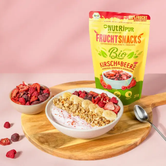 Billedet viser den frysetørret økologiske frugtblanding med kirsebær og bær i müsli.