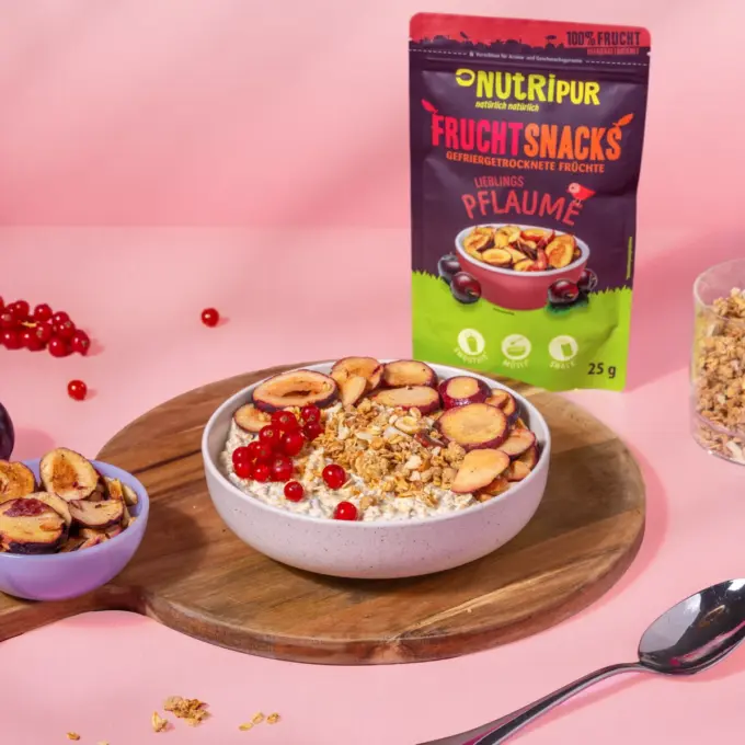 Billedet viser frysetørrede blommer i müsli