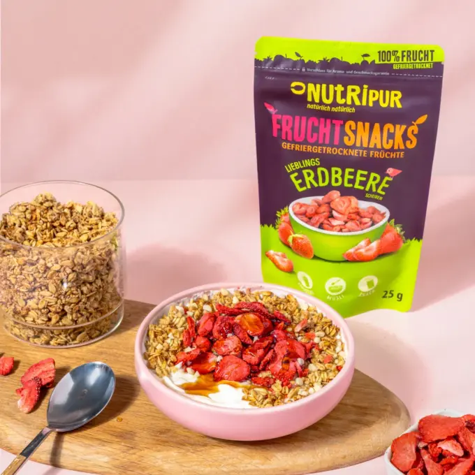 Billedet viser frysetørrede jordbær i skiver i müsli