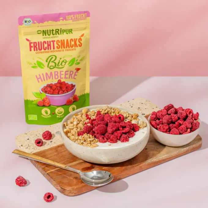 Billedet viser de frysetørrede økologiske hindbær i müsli.