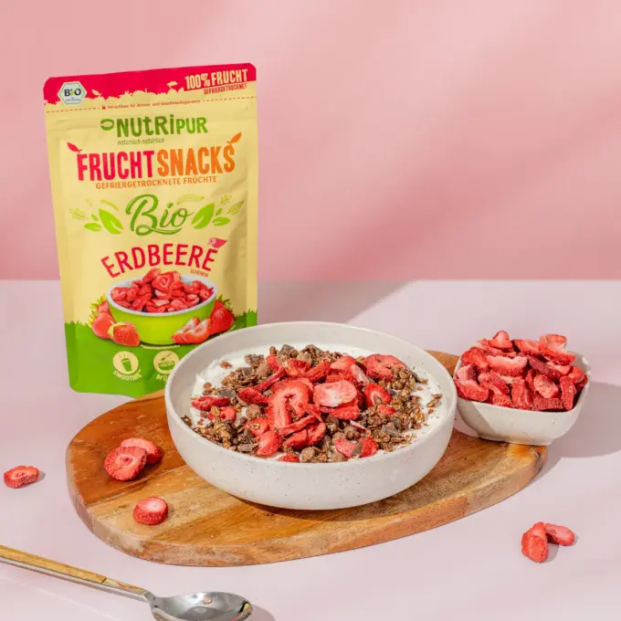 Billedet viser de frysetørrede økologiske jordbær i müsli.
