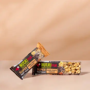 Her er et produktbillede af Super Nut nøddebaren med mandler, jordnødder og chokolade.