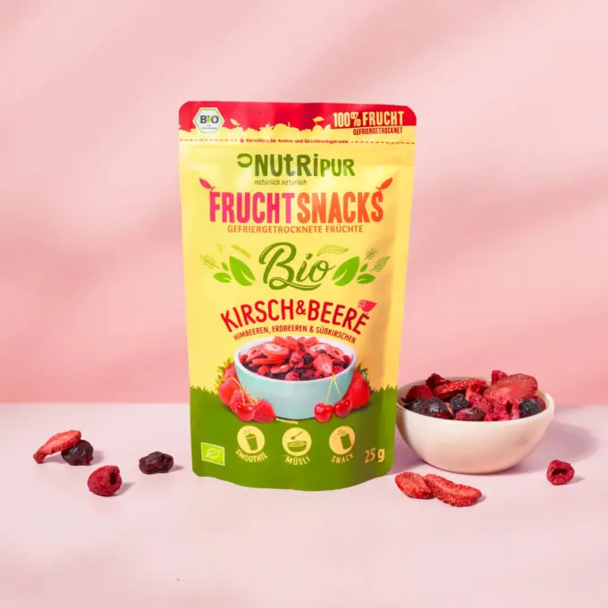 Her er et produktbillede af den frysetørrede økologiske frugtblanding med kirsebær og bær fra NutriPur.