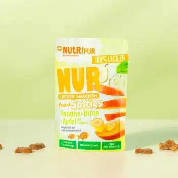 Her er et produktbillede af bløde frugtslik “Softies” med banan, pære og æble med crispies fra NutriPur.