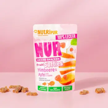 Her er et produktbillede af det bløde frugtslik “Softies” med hindbær og æble med crispies.