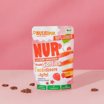 Produktbillede af det økologiske bløde frugtslik “Softies” med jordbær og æble.