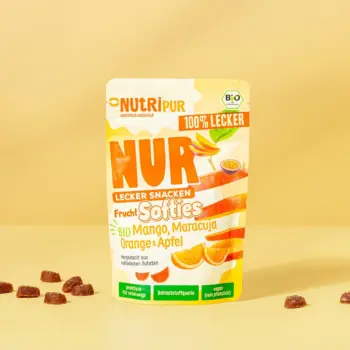 Produktbillede af det økologiske bløde frugtslik “Softies” med mango, passionsfrugt, appelsin og æble.