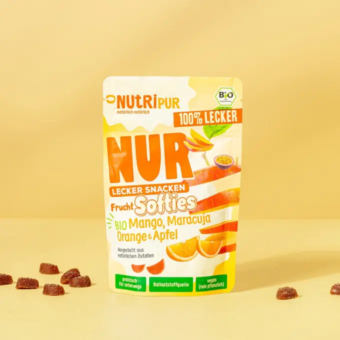 Produktbillede af det økologiske bløde frugtslik “Softies” med mango, passionsfrugt, appelsin og æble.