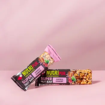 Her er et produktbillede af nøddebaren Super Nut med mandler og tranebær.