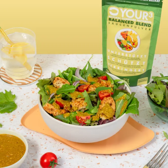 Billedet viser Your 3 Sauce på en lækker salat.