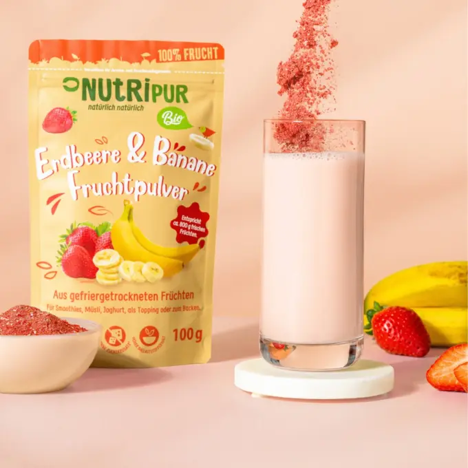 Shake med det frysetørrede økologiske jordbær-banan frugtpulver.