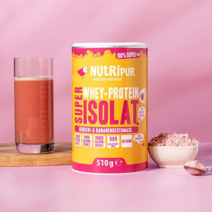Billedet viser Super Isolat Whey Proteinpulver Jordbær-Banan som en shake.