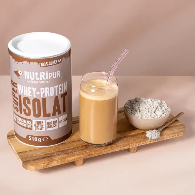 Billedet viser Super Isolat Whey Proteinpulver Kaffe som en shake.