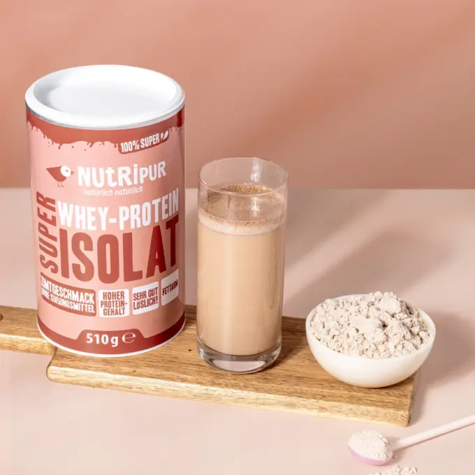 Billedet viser Super Isolat Whey Proteinpulver Kanel som en shake.