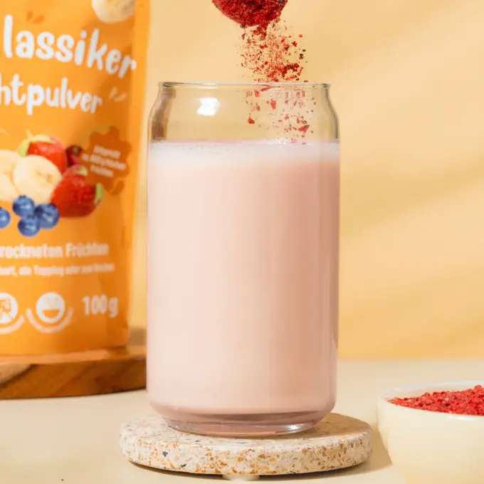Billedet viser det frysetørrede frugtpulver “Den Klassiske” anvendt som shake.