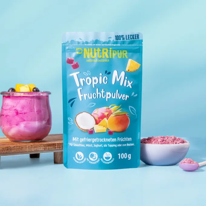 Billedet viser det frysetørrede “Tropic Mix” frugtpulver anvendt som shake.