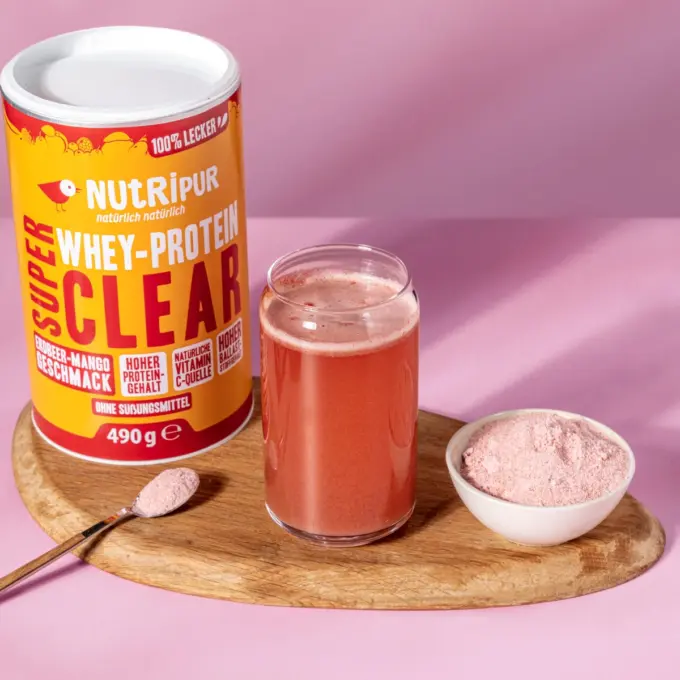 Billedet viser SuperClear Proteinpulver med jordbær- og mangosmag som smoothie.
