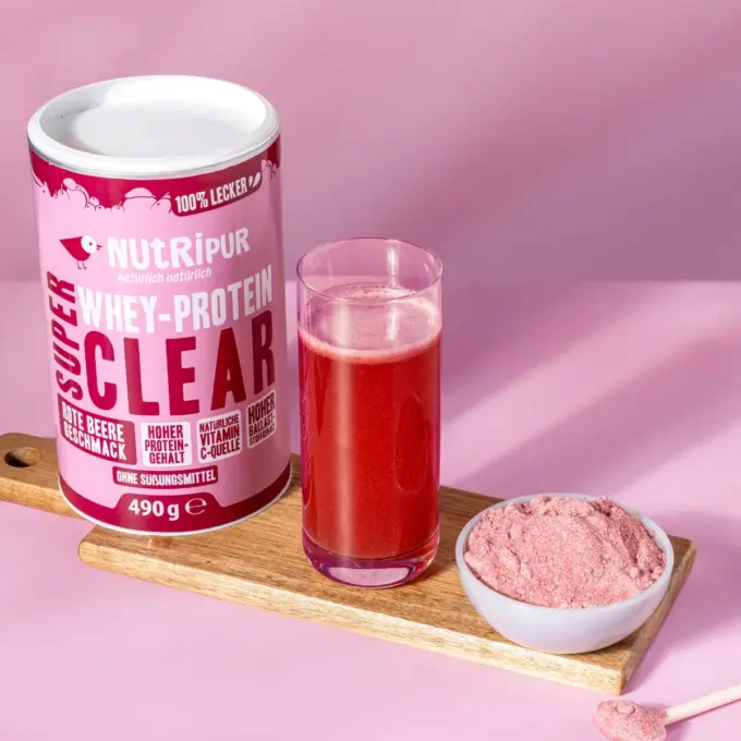 Billedet viser SuperClear Proteinpulver Red Berry som smoothie.