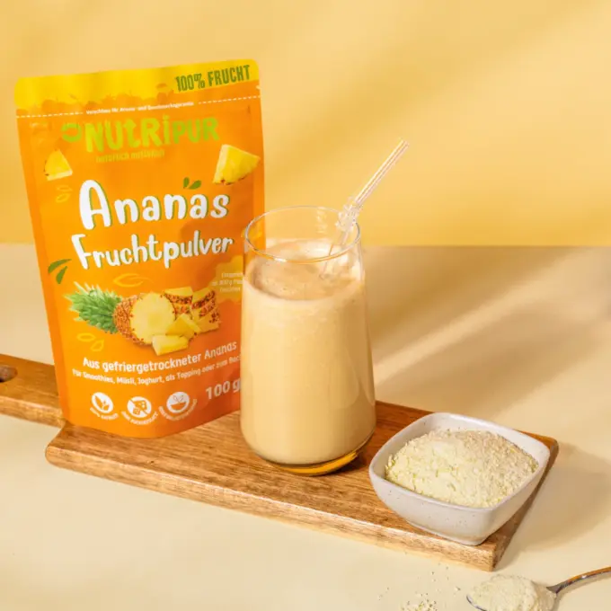 Billedet viser det frysetørrede ananaspulver anvendt som smoothie.